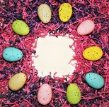 Huevos de Pascua sobre fondo de confeti
