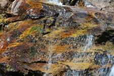 Płynąca woda po skałach