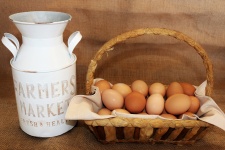 Jarro de leite e ovos marrons frescos