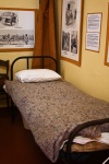 Cama de hospital en una sala del museo