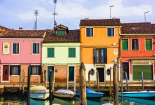 Casas na via navegável de Veneza