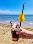 Café helado en la playa