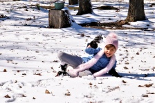 Klein meisje spelen in de sneeuw