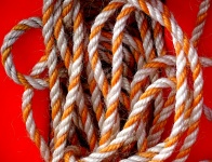 Веревка оранжевого и белого цвета
