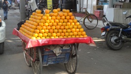 Sprzedawca owoców pomarańczowych