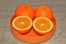 Oranges dans un bol d'orange