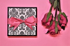 Trandafiri roz și cutie cadou