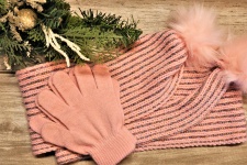 Różowy zimowy szalik i rękawiczki