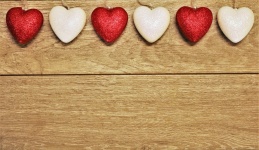 Corações vermelhos e brancos na madeira