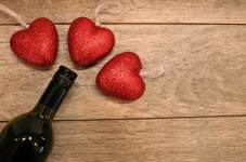 Coeurs de paillettes rouges et bouteille