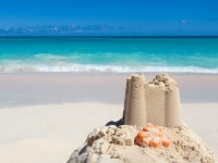 Castelul de nisip pe plajă
