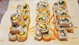 Sushi felii pe platou