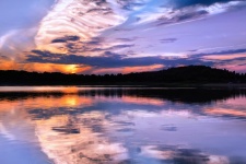 Il cielo del tramonto si appanna il lago