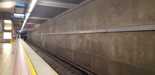 Piattaforma della metropolitana vuota