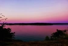 Zomer zonsondergang aan het meer