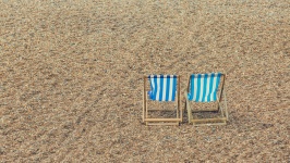 在海滩上的太阳椅