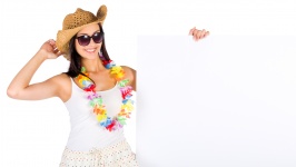 Garota de férias com um quadro em branco