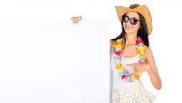 Garota de férias com um quadro em branco