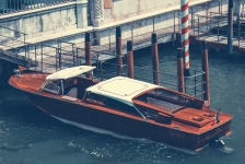 Benátky taxi loď