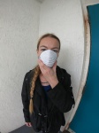 Mulher vestindo uma máscara cirúrgica