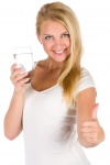 žena se sklenicí vody
