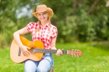 Kvinna med en gitarr