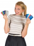 Frau mit vielen Kreditkarten