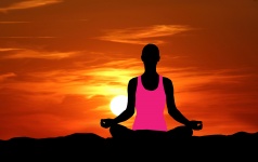 Jóga nő meditál naplementét