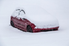 Carro enterrado na neve