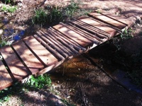 Cruzamento de ponte de madeira em bruto