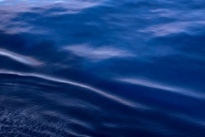 Ondulazione dell'oceano blu scuro
