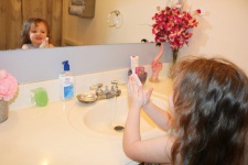 Kleines Mädchen, das ihre Hände wäscht