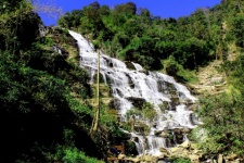 Cascada de la cascada Maeya en Chiang Ma