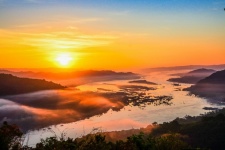 Morgon solljus Mekong River