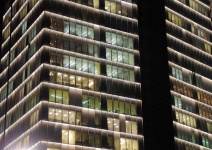 Plusieurs immeubles de bureaux la nuit