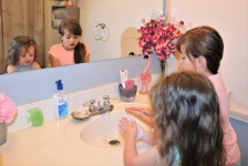 Zwei kleine Mädchen, die Hände waschen