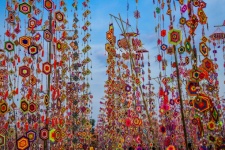 Kleurrijk Tung-vlagfestival in Phra That
