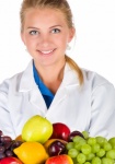 Lekarz z miską owoców