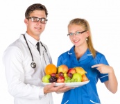 Lekarze z miską owoców