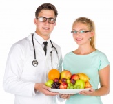 Medicii cu un bol de fructe