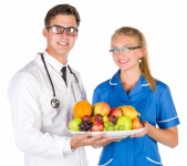 Medicii cu un bol de fructe