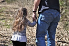 Far och dotter som rymmer händer