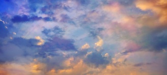 Небесно-голубые облака летом