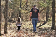 Muž a dítě v lese
