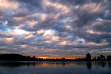 Jezioro chmurnieje zmierzchu niebo