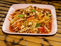 Somtum thajské jídlo papája salát