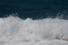 Welle großer weißer Wellen brechen
