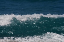 Crista branca de uma onda no mar