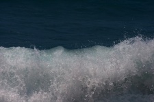 Cresta de espuma blanca de una ola rompi