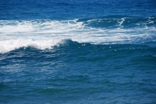 Biała piana unosząca się na oceanie